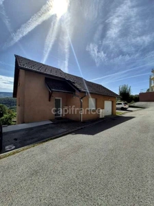 Une maison lumineuse aux beaux volumes, avec une vue exceptionnelle sur les montagnes