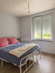 A welcoming house with a wooded garden, close to all amenities!