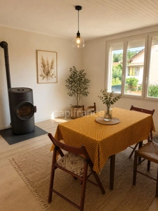 A welcoming house with a wooded garden, close to all amenities!