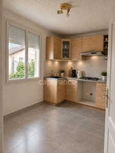 A welcoming house with a wooded garden, close to all amenities!