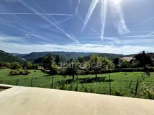 Une maison lumineuse aux beaux volumes, avec une vue exceptionnelle sur les montagnes