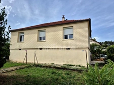 A welcoming house with a wooded garden, close to all amenities!