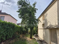 A welcoming house with a wooded garden, close to all amenities!