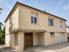 A welcoming house with a wooded garden, close to all amenities!