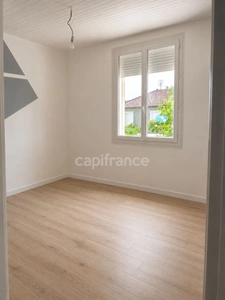 A welcoming house with a wooded garden, close to all amenities!