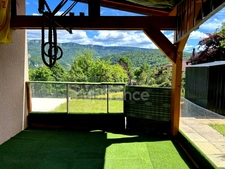 Une maison lumineuse aux beaux volumes, avec une vue exceptionnelle sur les montagnes
