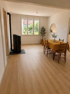 A welcoming house with a wooded garden, close to all amenities!