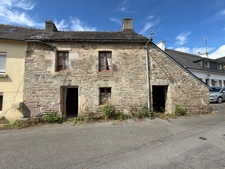 Maison en pierre à rénover entièrement – Beau potentiel au cœur du Croisty