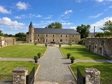 MANOIR HISTORIQUE DU XIVᵉ SIÈCLE – 543 M² – 9 CHAMBRES – 5,5 HECTARES