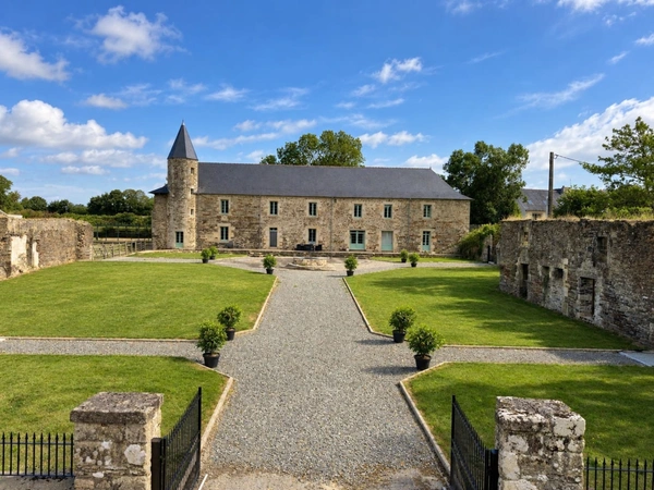 MANOIR HISTORIQUE DU XIVᵉ SIÈCLE – 543 M² – 9 CHAMBRES – 5,5 HECTARES
