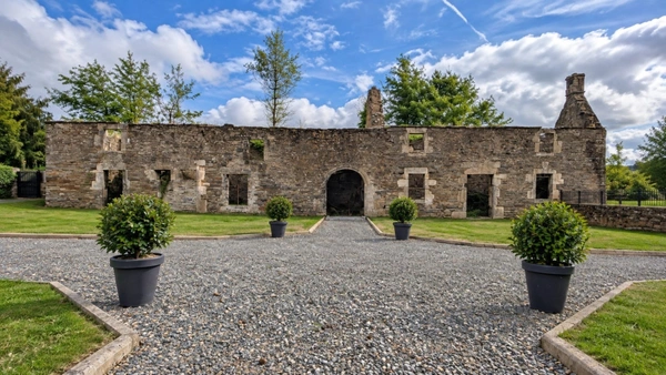 MANOIR HISTORIQUE DU XIVᵉ SIÈCLE – 543 M² – 9 CHAMBRES – 5,5 HECTARES