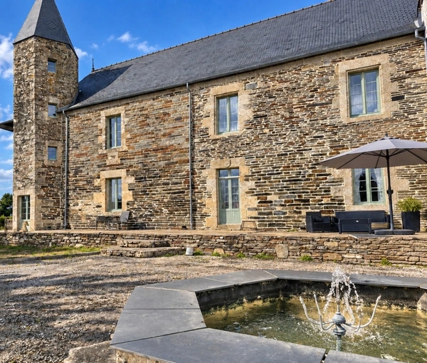 MANOIR HISTORIQUE DU XIVᵉ SIÈCLE – 543 M² – 9 CHAMBRES – 5,5 HECTARES