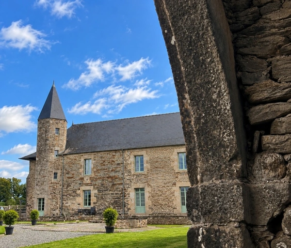 MANOIR HISTORIQUE DU XIVᵉ SIÈCLE – 543 M² – 9 CHAMBRES – 5,5 HECTARES