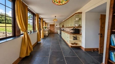 MANOIR HISTORIQUE DU XIVᵉ SIÈCLE – 543 M² – 9 CHAMBRES – 5,5 HECTARES