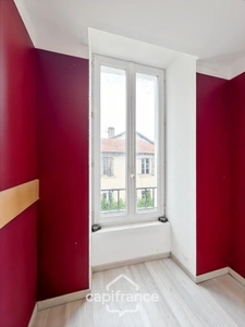 Building for sale in Salaise-sur-Sanne (38): 3 apartments and a commercial space