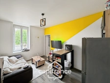 Building for sale in Salaise-sur-Sanne (38): 3 apartments and a commercial space