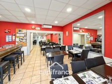 Building for sale in Salaise-sur-Sanne (38): 3 apartments and a commercial space