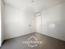 Building for sale in Salaise-sur-Sanne (38): 3 apartments and a commercial space