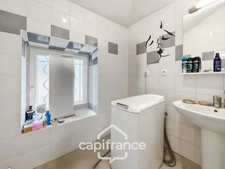 Building for sale in Salaise-sur-Sanne (38): 3 apartments and a commercial space