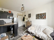 Building for sale in Salaise-sur-Sanne (38): 3 apartments and a commercial space