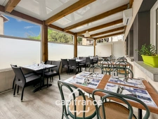 Building for sale in Salaise-sur-Sanne (38): 3 apartments and a commercial space