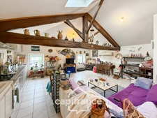 Building for sale in Salaise-sur-Sanne (38): 3 apartments and a commercial space