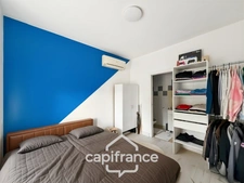 Building for sale in Salaise-sur-Sanne (38): 3 apartments and a commercial space
