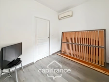 Building for sale in Salaise-sur-Sanne (38): 3 apartments and a commercial space