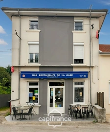 Building for sale in Salaise-sur-Sanne (38): 3 apartments and a commercial space