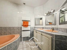 Maison Familiale avec piscine composée de 5 chambres sur ANJOU (38)