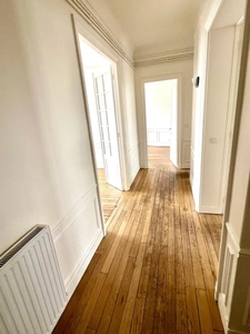 Appartement bourgeois de type 3 pièces dans un bel immeuble au pied du métro mairie des lilas ( 93260 )