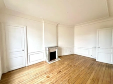 Appartement bourgeois de type 3 pièces dans un bel immeuble au pied du métro mairie des lilas ( 93260 )