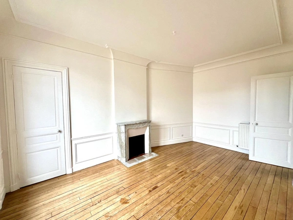 Appartement bourgeois de type 3 pièces dans un bel immeuble au pied du métro mairie des lilas ( 93260 )