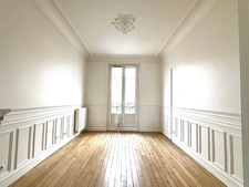 Appartement bourgeois de type 3 pièces dans un bel immeuble au pied du métro mairie des lilas ( 93260 )