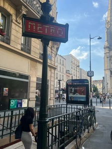 BEAU LOCAL COMMERCIAL DE 33M2 + CAVE ,VENDU LOUE , QUARTIER PYRENNEES JOURDAIN , 
