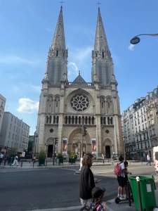 BEAU LOCAL COMMERCIAL DE 33M2 + CAVE ,VENDU LOUE , QUARTIER PYRENNEES JOURDAIN , 
