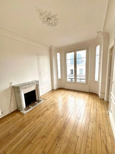 Appartement bourgeois de type 3 pièces dans un bel immeuble au pied du métro mairie des lilas ( 93260 )