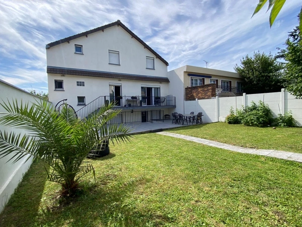 SUPERBE MAISON DE 8 PIECES DE 215 M2 , TERRASSE , JARDIN ET GARAGE DOUBLE - QUARTIER PRIVILEGIE DU HAUT DE BONNEUIL (94380)