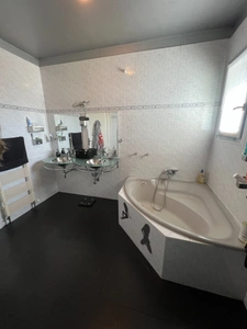 SUPERBE MAISON DE 8 PIECES DE 215 M2 , TERRASSE , JARDIN ET GARAGE DOUBLE - QUARTIER PRIVILEGIE DU HAUT DE BONNEUIL (94380)