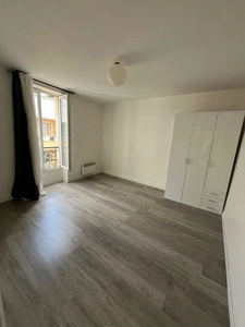 Beautiful 2-room apartment, approximately 37m², in the heart of Pré-Saint-Gervais (93), close to shops and metro. 