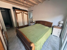 MAISON FAMILIALE AVEC PISCINE ET JARDIN DANS UN ENVIRONNEMENT RESIDENTIEL.