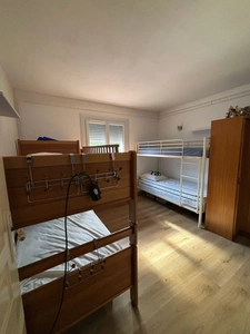 MAISON FAMILIALE AVEC PISCINE ET JARDIN DANS UN ENVIRONNEMENT RESIDENTIEL.