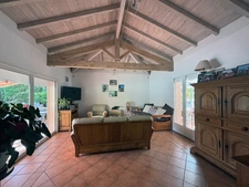 MAISON FAMILIALE AVEC PISCINE ET JARDIN DANS UN ENVIRONNEMENT RESIDENTIEL.