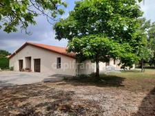 CESTAYROLS. Vaste maison familiale avec garage et jardin