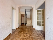 MAISON DE VILLE avec 2 garages et jardin
