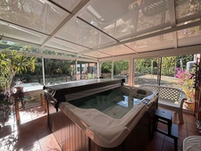 MAISON FAMILIALE AVEC PISCINE ET JARDIN DANS UN ENVIRONNEMENT RESIDENTIEL.