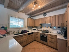 MAISON FAMILIALE AVEC PISCINE ET JARDIN DANS UN ENVIRONNEMENT RESIDENTIEL.