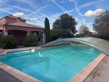MAISON FAMILIALE AVEC PISCINE ET JARDIN DANS UN ENVIRONNEMENT RESIDENTIEL.