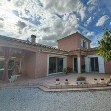 MAISON FAMILIALE AVEC PISCINE ET JARDIN DANS UN ENVIRONNEMENT RESIDENTIEL.