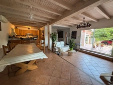 MAISON FAMILIALE AVEC PISCINE ET JARDIN DANS UN ENVIRONNEMENT RESIDENTIEL.